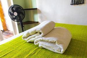 schoon wit hotel toevlucht kamer met groen accessoires holbox Mexico. foto