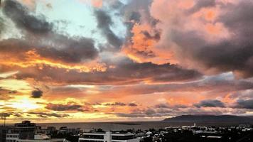 een zonsondergang over- reykjavik in IJsland foto