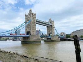 Londen in de uk in juni 2022. een visie van toren brug in Londen foto