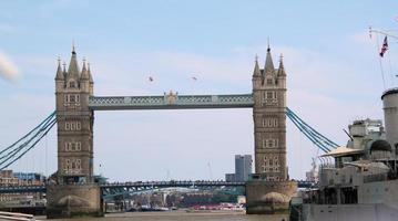 Londen in de uk in juni 2022. een visie van toren brug in Londen foto