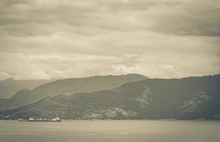 panoramisch uitzicht van ilha grande naar terminal da petrobras brazilië. foto