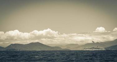 panorama van tropische eilanden ilha grande angra dos reis brazilië. foto