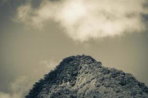 abraao berg pico do papagaio met wolken. ilha grande brazilië. foto