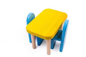een houten blauw speelgoed- stoel, een bank, twee stoelen met een tafel, een geel tafel, blauw gestoffeerd houten stoelen. geel lamp Aan geïsoleerd wit achtergrond foto