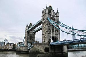 Londen in de uk in juni 2022. een visie van toren brug foto