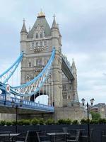 Londen in de uk in juni 2022. een visie van toren brug in Londen foto