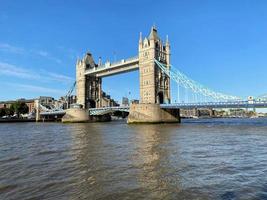 Londen in de uk in juni 2022. een visie van toren brug in Londen foto