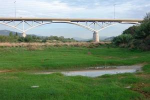 brug over- de llobregat rivier, bouwkunde werk voor de passage van auto's, vrachtwagens en bussen. foto