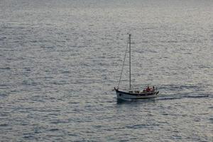 zeilboot het zeilen in de middellandse Zee zee, kalmte wateren foto