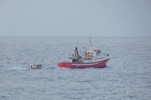 visvangst vaartuig terugkeren van visvangst in de middellandse Zee zee. foto