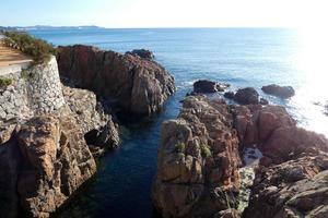 rotsen en zee in de Catalaans costa bravoure, middellandse Zee zee, blauw zee foto