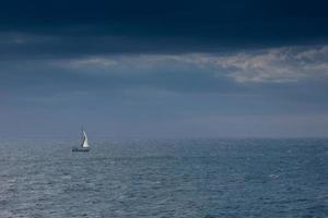 zeilboot het zeilen in de middellandse Zee zee, kalmte wateren foto