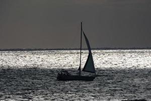 zeilboot het zeilen in de middellandse Zee zee, kalmte wateren foto