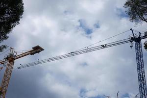 kranen Bij werk Aan een gebouw bouw plaats foto