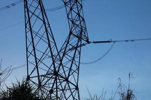 metaal torens, bouwkunde werken dat ondersteuning de koper kabels dat dragen elektriciteit. foto