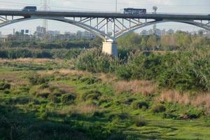 llobregat rivier- en aangrenzend wegen in de baix llobregat regio heel dichtbij naar de stad van Barcelona. foto