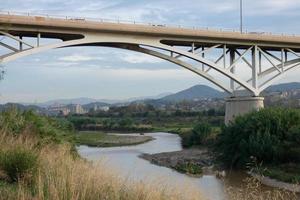 brug over- de llobregat rivier, bouwkunde werk voor de passage van auto's, vrachtwagens en bussen. foto