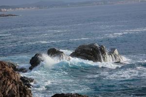 rotsen en zee in de Catalaans costa bravoure, middellandse Zee zee, blauw zee foto