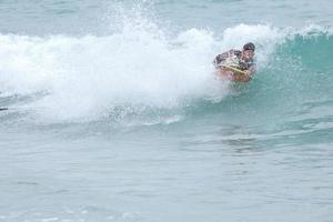 surfers nemen voordeel van klein golven foto