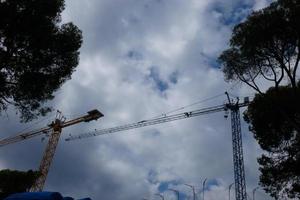 kranen Bij werk Aan een gebouw bouw plaats foto