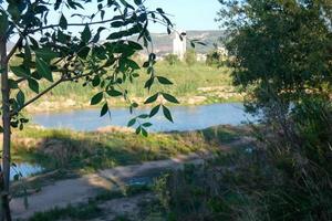 llobregat rivier- en aangrenzend wegen in de baix llobregat regio heel dichtbij naar de stad van Barcelona. foto