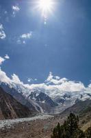 fee weiden naga parbat blauw lucht wolken mooi landschap bergen visie foto