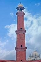 rood minar met ornamenten werk erfgoed gebouw foto