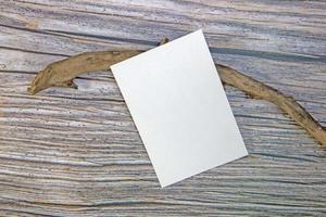 a5 papier groet kaart mockup Aan houten achtergrond foto
