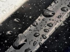 water druppels Bij metalen oppervlakte reflecterend water en licht. waterdruppels. regendruppels foto