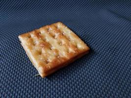 smakelijk crackers geïsoleerd Aan donker achtergrond foto