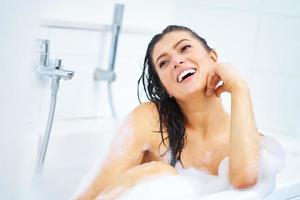 jong mooi hoor brunette vrouw hebben bad in bad foto