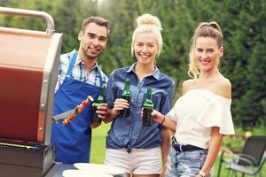 groep van vrienden hebben barbecue partij foto