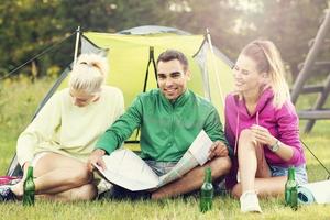 groep van vrienden camping in Woud en op zoek Bij kaart foto