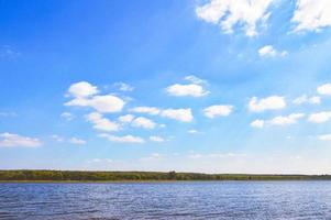 blauw lucht landschap groen Woud rivier- website behang achtergrond ontwerp sjabloon foto