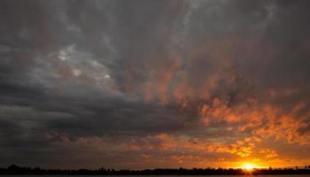 dramatisch oranje lucht met zwart wolken Bij schemering, de weer is guur. Hoes ontwerp sjabloon voor boek, tijdschrift, website foto