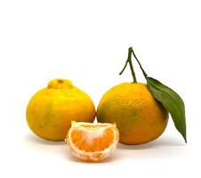 mandarijnen en een plak van mandarijn. foto