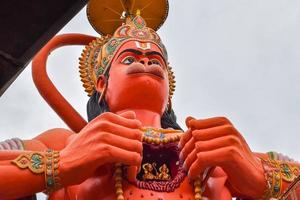 groot standbeeld van heer Hanuman in de buurt de Delhi metro brug gelegen in de buurt karol zak, Delhi, Indië, heer Hanuman groot standbeeld aanraken lucht foto