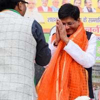 nieuw Delhi, Indië - november 27 2022 - pijoesj goaal kabinet minister en kern lid van bharatiya janate partij - bjp gedurende een rally in ondersteuning van bjp kandidaat verder van mcd lokaal lichaam verkiezingen 2022 foto