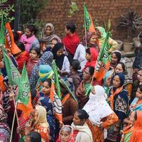 nieuw Delhi, Indië, november 20 2022 - bharatiya janate partij bjp supporters gedurende een rally in ondersteuning van bjp kandidaat pankaj luthara naar het dossier voordracht papieren verder van mcd lokaal lichaam verkiezingen 2022 foto