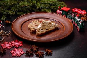 smakelijk Kerstmis stollen met marsepeinen, droog fruit en noten foto