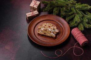 smakelijk Kerstmis stollen met marsepeinen, droog fruit en noten foto