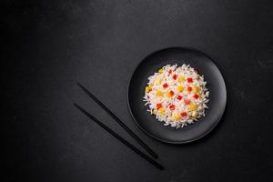 smakelijk Aziatisch schotel van rijst, peper, specerijen en kruiden foto