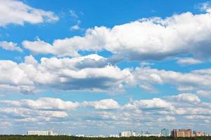 stadsgezicht met wit pluizig wolken in blauw lucht foto