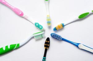 divers tandenborstels Aan een wit achtergrond foto