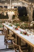 bruiloft ontvangst nacht avondeten opstelling tafel met mooi bloem decoratie. foto