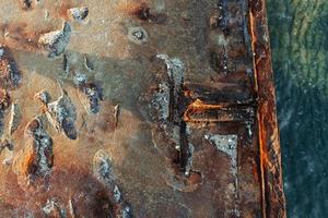 oud roestig getextureerde metaal oppervlak. opvatting van veroudering en verval foto