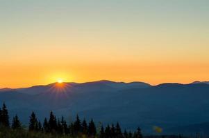 Karpaten bergen zonsondergang foto