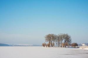 met sneeuw bedekt bevroren eiland foto