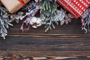 mooi geschenk dozen. top visie van Kerstmis feestelijk kader met nieuw jaar decoraties foto