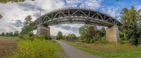 panoramisch visie van een oud staal spoorweg brug gedurende de dag foto